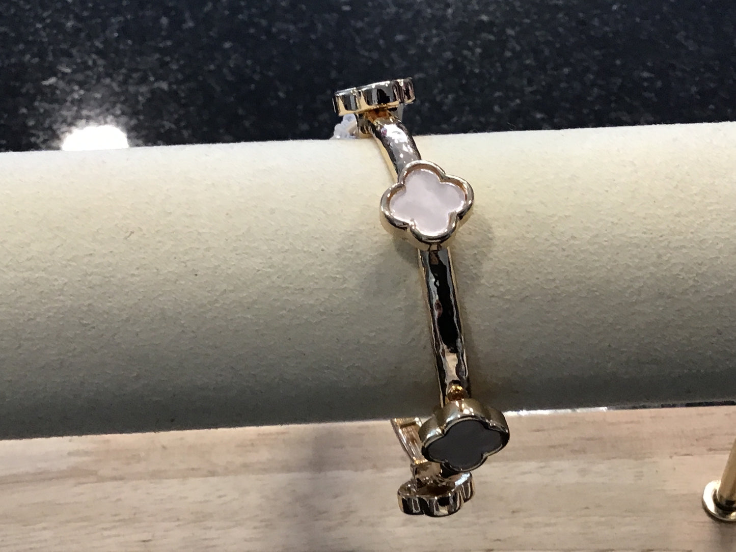 White clover stretch gold bracelet